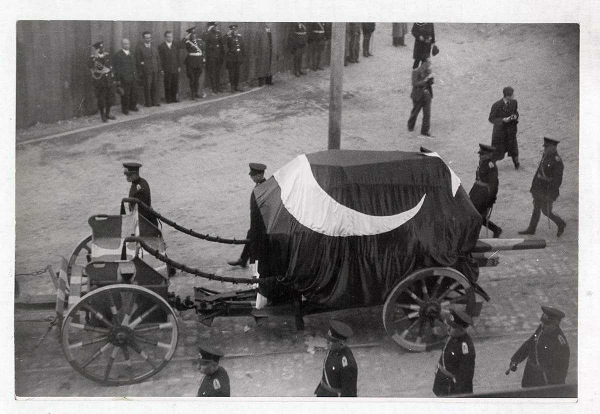 Mustafa Kemal Atat�rk��n Cenazesinde G�kten Ya�an D��melerin Hik�yesi