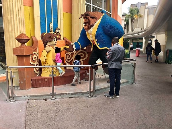 4. Мало того, что он пустил своих детей за ограждение, так еще и "залипает" в телефоне, пока они разрушают композицию