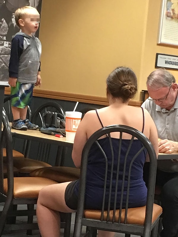 5. У них ребенок стоит на столе, а им все равно