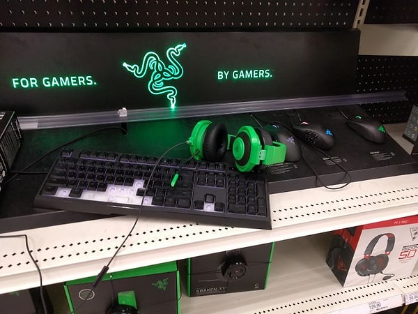 8. И ведь родительница просто стояла и смотрела, как ее дитятко портит клавиатуру