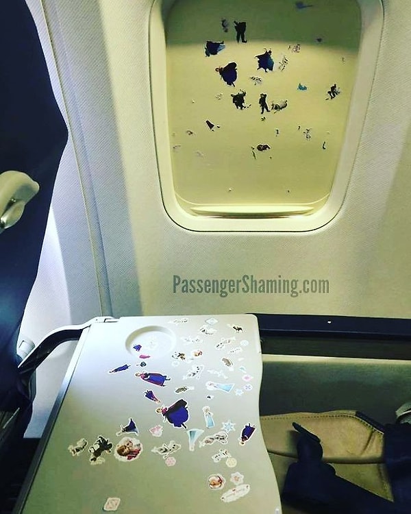 18. У стюардесс же очень много времени. Они с радостью будут отчищать наклейки после вашего дитяти!