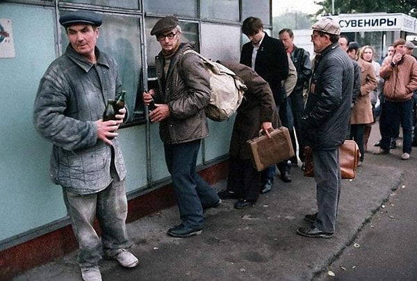 1. Эти фото были сделаны простыми жителями СССР, а истины в них было больше чем в фото, сделанными журналистам для известной в то время газеты "Правда".