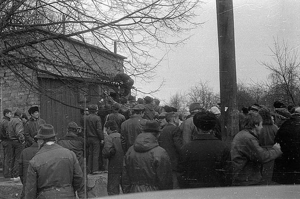 8. А это очередь за алкоголем в 80-х!