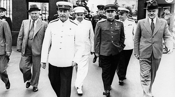 5. Против какого альянса Хрущев объединился с Кагановичем и Сталиным в 1924 году после смерти Ленина?