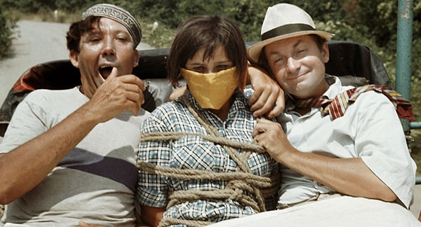 1. "У вас мигрени бывают? — Нет, у нас никого не бывает, одна скука" 2. "Замерз как на морском дне" 3. "Брось ножичек. Сделаешь дырку, потом не запломбируешь"