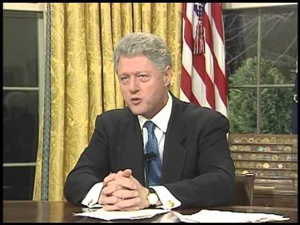 1999 - Amerika Birleşik Devletleri'nde ilk kez bir başkan görev başındayken ceza aldı. Başkan Bill Clinton yalan ifade vermek suçundan 90.000 dolar ödemeye mahkûm edildi.