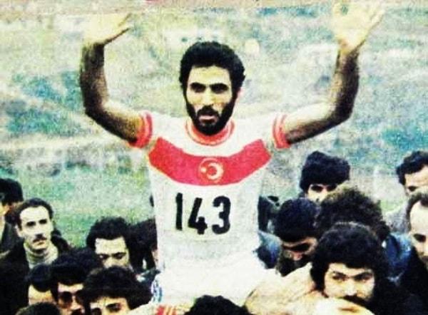 1982 - Mehmet Yurdadön, Finlandiya'da yapılan 10 bin metre yarışmasında altın madalya kazandı.