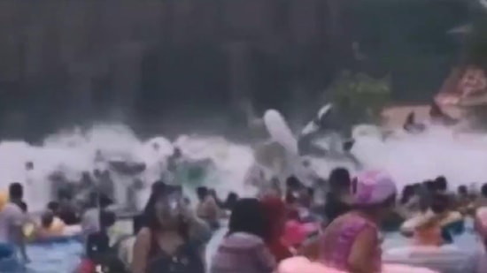 Yapay Dalga Havuzunda Meydana Gelen Arıza Sonucu Korku Dolu Anlar Yaşayan İnsanlar!