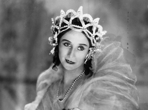 4. Афиша с силуэтом какой балерины, получившей всемирное признание, стало эмблемой "Русских сезонов" в Париже?