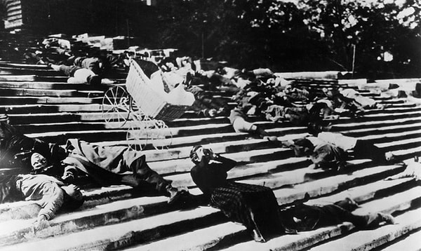 9. Какой советский фильм был отмечен золотой медалью на Парижской выставке искусств в 1926 г.?