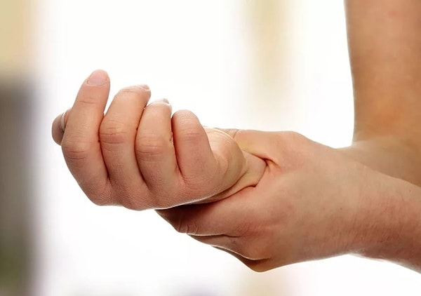 6. А что будет, если вы обхватите своё запястье большим и средним пальцем руки?