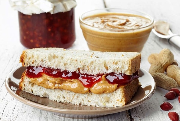 6. Сэндвич с арахисовым маслом и вареньем?