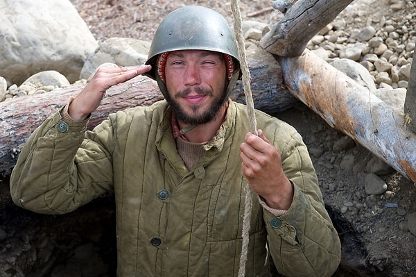 Но такой жизненный опыт дает ему фору перед коллегами по цеху, когда надо сыграть военного.