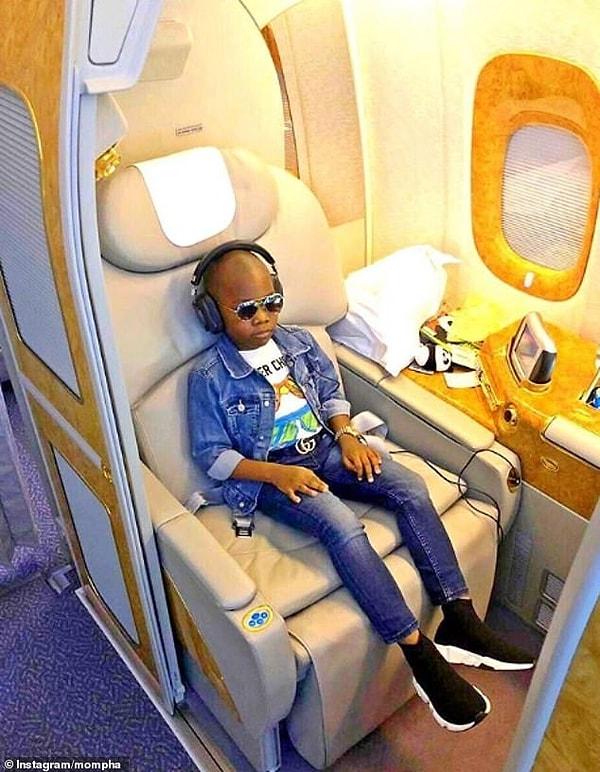 Biraz fazla mı cool? Nijeryalı Muhammed Lawal Mustapha uçuşun tadını çıkarıyor.