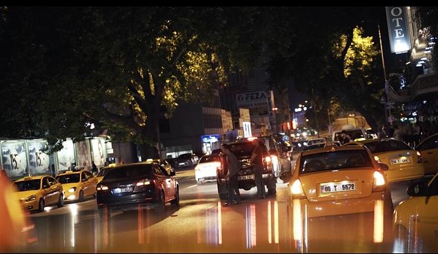 Öncelikle şunu söylemekte fayda var: Pavyon artistleri için güvenli bir şekilde iş yerlerine ya da evlerine varabilmek çok önemli. Belgeselde de birçok kişi bunu vurguluyor. Bu noktada da taksiciler devreye giriyor.