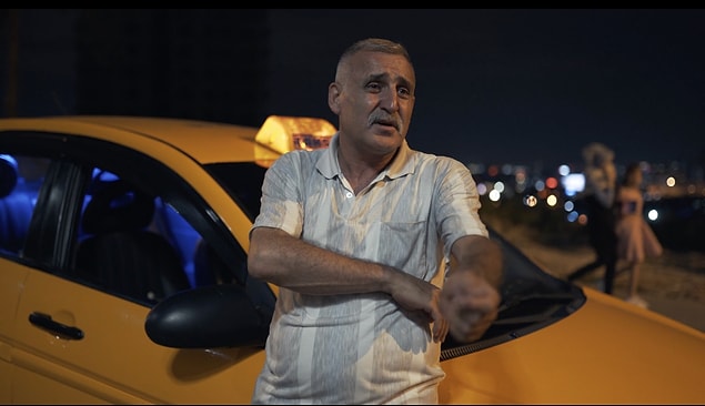 Pavyon aleminden her taksicinin abonesi olması gerektiğini, para sıkıntısı hiçbir zaman yaşamayacağını söylüyor. Bu arada da abone olanlar pavyon artistleri. Abone sistemi dedikleri şey de taksici ve artist arasında yapılan aylık ya da yıllık "anlaşma..."