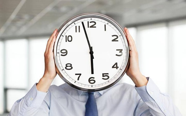 6. Он всегда приезжает...