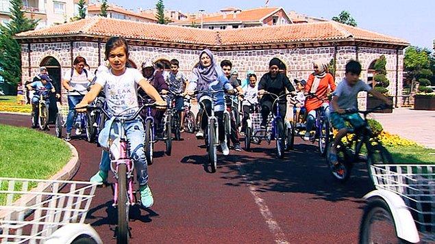 Ankara'nın Altındağ ilçesinde yaşayan 30 kadın, belirli günlerde buluşup soluğu bisiklet parkurunda alıyor.
