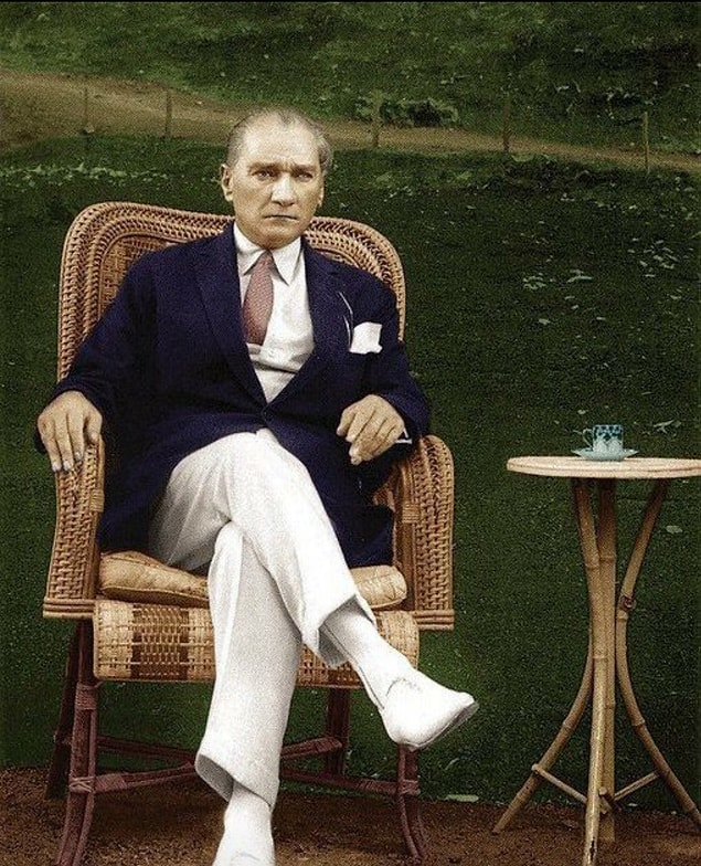 Bu şıklığın içinde işte böyle detaylar var ama o duruş, o asalet bambaşka bir şey elbette... Her yönüyle hayran olduğumuz Ata'mızı bir kez daha saygı ve minnetle anıyoruz!