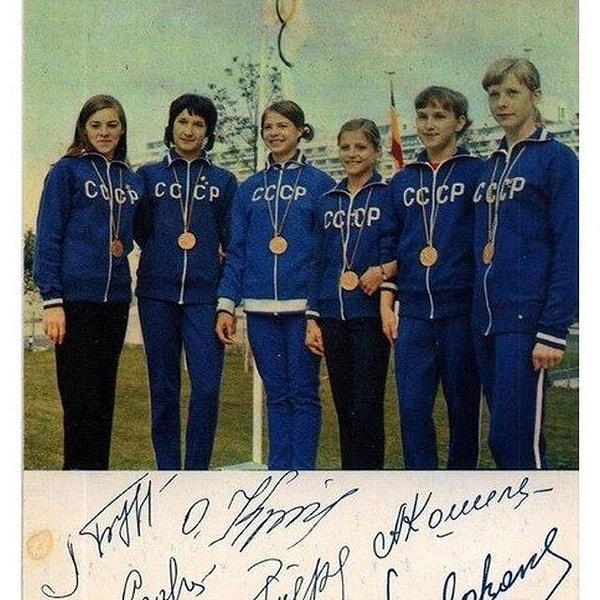 11. Это сборная СССР по гимнастике.