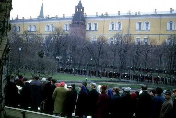 14. Это очередь к Мавзолею Ленина, 1968 год.