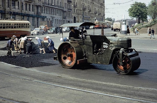 24. Укладка асфальта в центре Москвы, 1959 год.