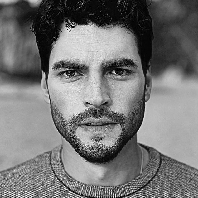 Diğer yanda ise Hercai dizisinin yakışıklısı Akın Akınözü...