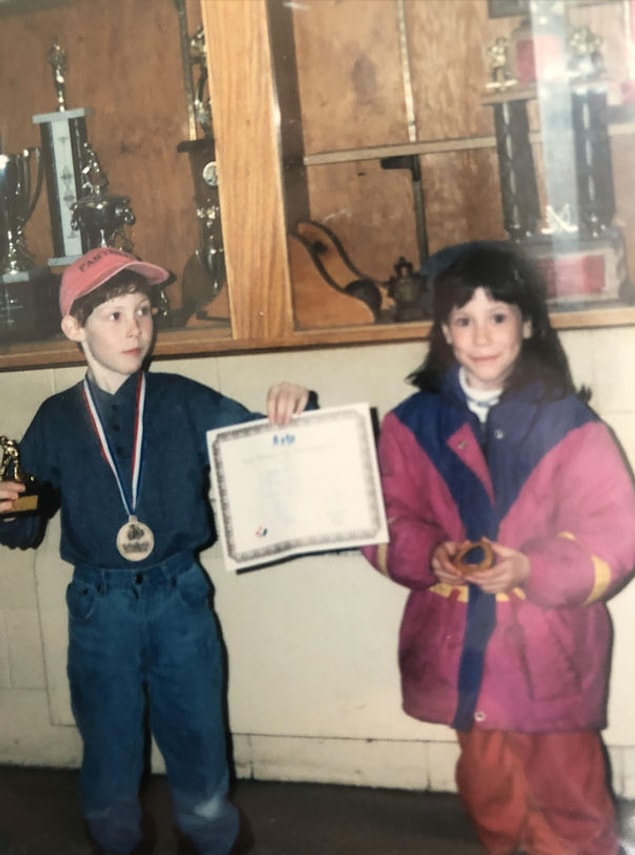 2. "Erkek kardeşim, kazandığı ödüllerle poz verirken elimdeki soğan halkasını gururla gösteriyorum."