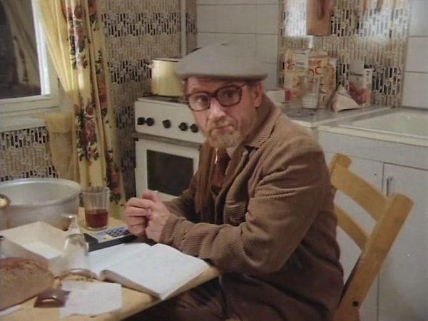 6. Какое животное внезапно ворвалось в обычную советскую квартиру, в которой ссорилась обычная советская семья, в фильме "Не ждали, не гадали!"?