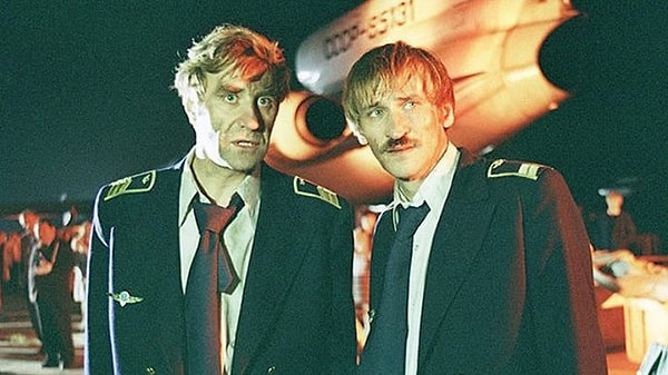 4. Какой самолет вывозил терпевших бедствие в фильме «Экипаж»?