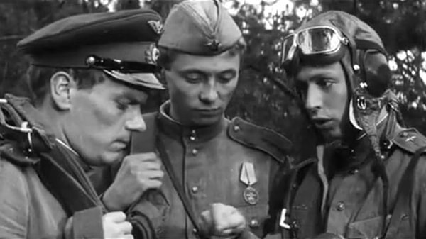 6. А кто сыграл роль командира экипажа в фильме Наума Бирмана «Хроника пикирующего бомбардировщика»?