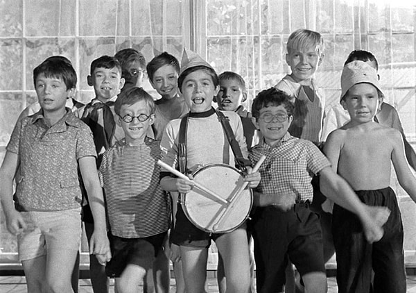 8. Какой фильм смотрели пионеры в комедии «Добро пожаловать, или Посторонним вход воспрещён»?