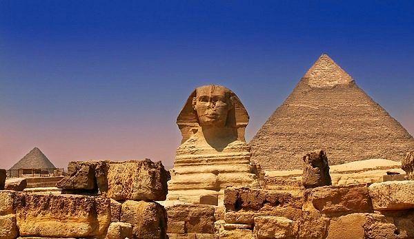 10. Şu an Roma İmparatorluğunun zirve dönemine, Giza Piramitlerini inşa eden insanların yaşadıkları dönemden daha yakınız.