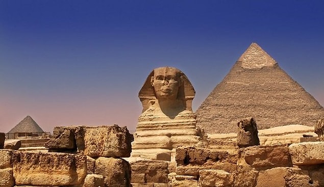 10. Şu an Roma İmparatorluğunun zirve dönemine, Giza Piramitlerini inşa eden insanların yaşadıkları dönemden daha yakınız.
