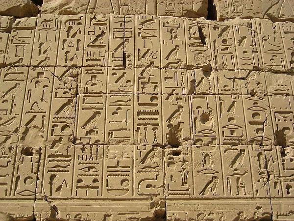13. Hiyerogliflerin, Eski Mısırlılar için inanılmaz derecede kutsal olduğu düşünülüyordu bu yüzden de sıradan şeyleri belgelemek için kullanılmazlardı.