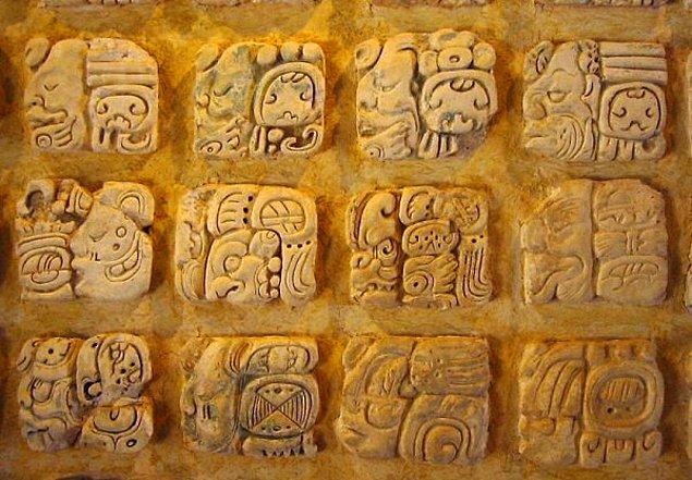16. Mayaların, inanılmaz derecede karmaşık olan kendi hiyeroglifleri vardı.