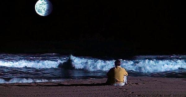 6. 1998 yapımı 'The Truman Show' filminde ay, şimşek nedeniyle öyle bir aydınlatılıyor ki olması gerekenden daha yakın görünüyor.