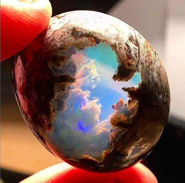 12. Üzerinde gökyüzü şekli olan opal taş