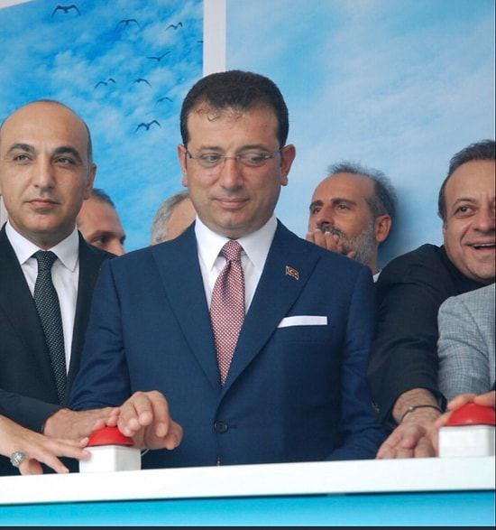 O An! Ekrem İmamoğlu'nun Egemen Bağış'ın Eline Baktığı Fotoğraf Sosyal Medyanın Gündeminde