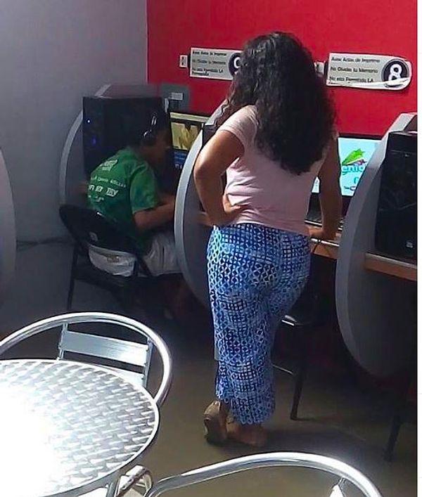 1. Oğlunu internet kafede yakalayan anne duruşu. :)