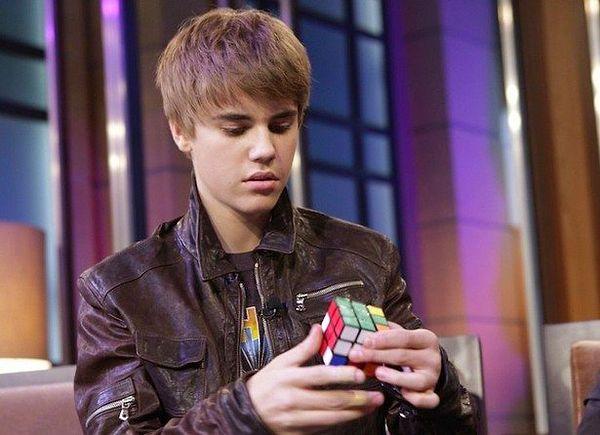 7. Justin Bieber'ın bir Rubik küpü 2 dakikada çözebildiğini biliyor muydunuz?