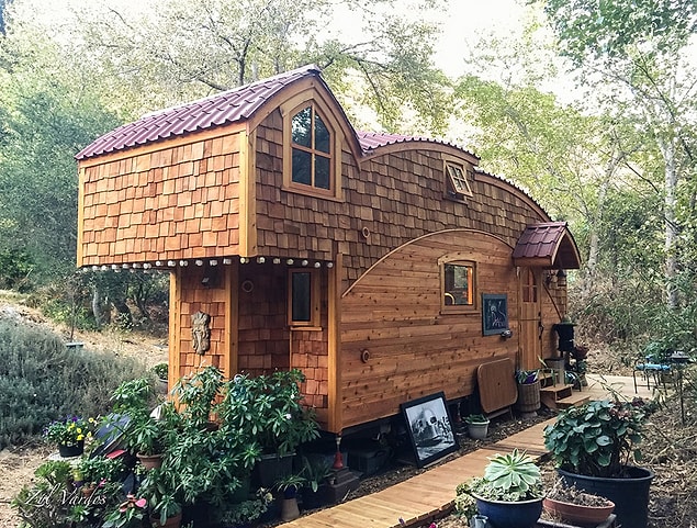 Masallardan fırlamış gibi görünen bu ufacık ev bir ''tiny house'' ve bir yaşam tarzını yansıtıyor.