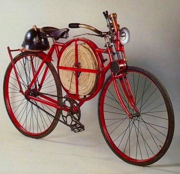12. Motorlu taşıtların yaygınlaşmasından önce neler oluyordu? Bir itfaiye bisikleti, yıl 1905.