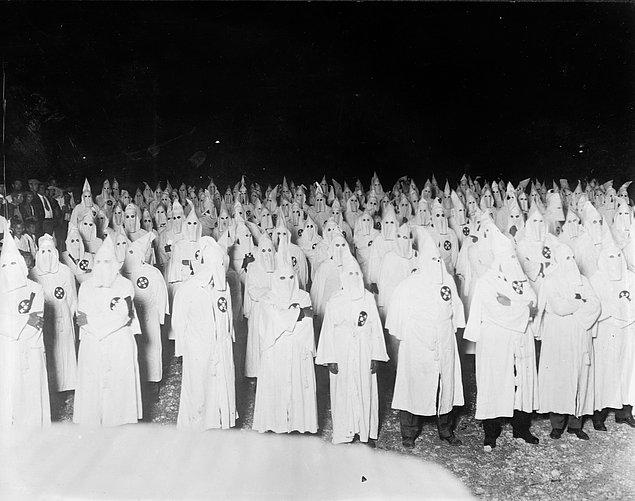 1925 - ABD'de, siyah düşmanı Ku Klux Klan'ın ilk kongresi yapıldı.