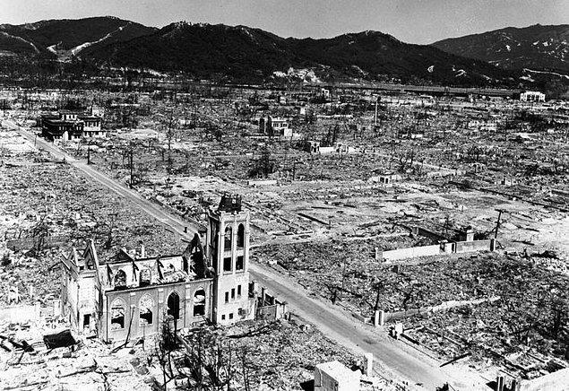 1945 - Amerika Birleşik Devletleri, Japonya'nın Nagazaki şehrine atom bombası attı: yaklaşık 70.000 kişi o anda öldü.