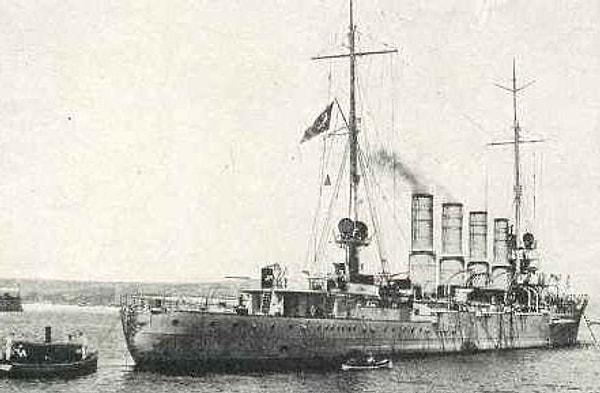1914 - I. Dünya Savaşı'nda İngiliz donanmasından kaçarken Çanakkale Boğazı'ndan geçerek Osmanlı Devleti'ne sığınan Alman zırhlıları Goeben ve Breslaunun satın alındığı açıklandı.