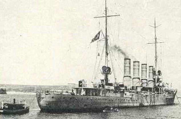 1914 - I. Dünya Savaşı'nda İngiliz donanmasından kaçarken Çanakkale Boğazı'ndan geçerek Osmanlı Devleti'ne sığınan Alman zırhlıları Goeben ve Breslaunun satın alındığı açıklandı.