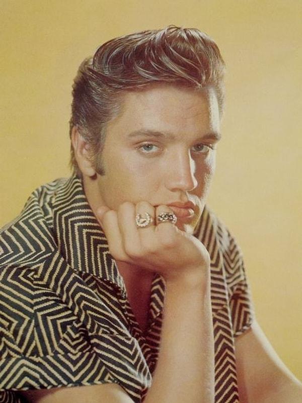 11. Elvis aslında sarışındı. Daha sert görünmek için saçlarını siyaha boyamaya başlamıştı ve arada diplerini kapatmak için ayakkabı boyası kullanırdı.