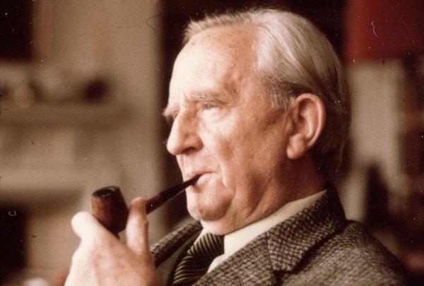 2. J.R.R. Tolkien, kitap için yazdığı 1,200 sayfalık yazıyı sadece iki parmağını kullanarak yazmış.