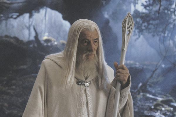 19. Ian McKellen, Gandalf rolüne ait olan değneği, kılıcı ve şapkayı almış.